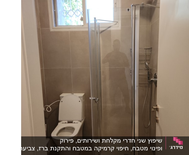 מקלחת ושירותים עם דלת זכוכית ומקלחת גשם